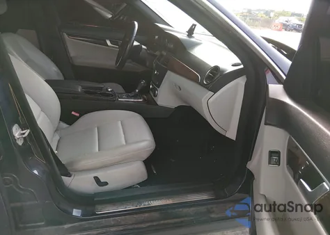 2013 Mercedes-Benz C 250 Luxury/Sport z USA, uszkodzony, nr VIN WDDGF4HB0DR259573